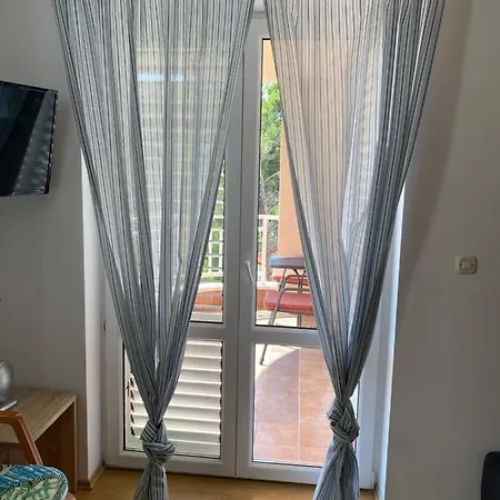 Yasmin Close To The Apartment Makarska